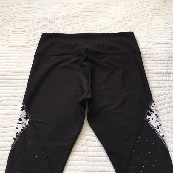Athleta Trucool Sculptek Stealth Crop Leggings Animal Print M - Picture 8 of 15